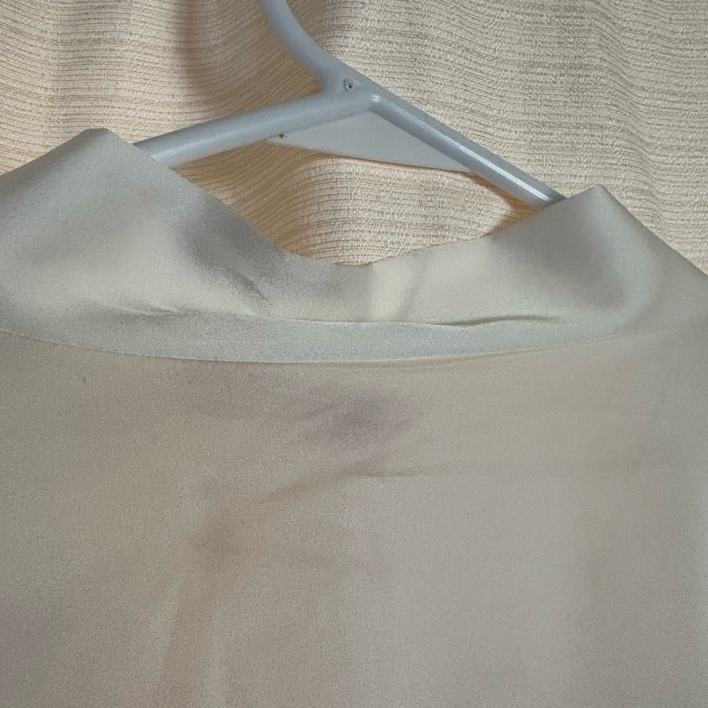 White Silky Robe 👰‍♀️ - Picture 6 of 8